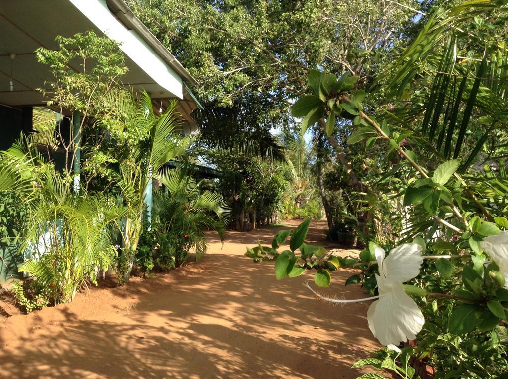 Lagoon Inn Hambantota Buitenkant foto