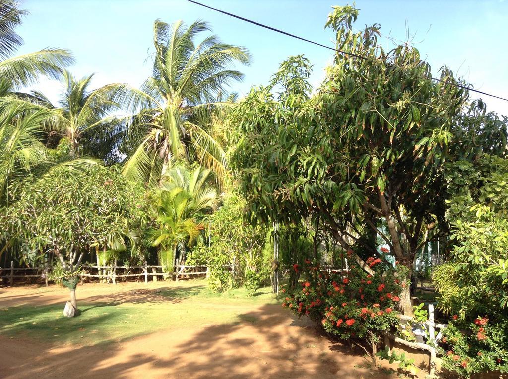 Lagoon Inn Hambantota Buitenkant foto