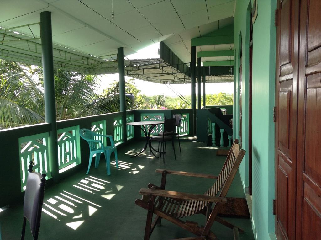 Lagoon Inn Hambantota Buitenkant foto