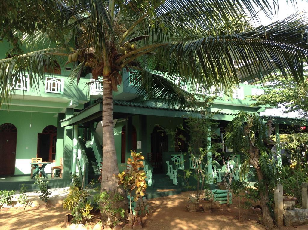 Lagoon Inn Hambantota Buitenkant foto