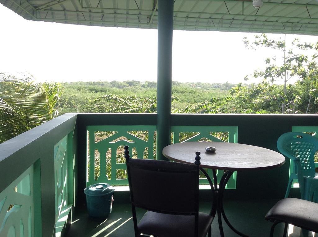 Lagoon Inn Hambantota Buitenkant foto